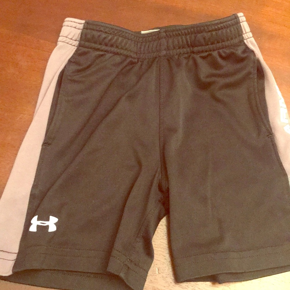 Under shorts black with gray pockete